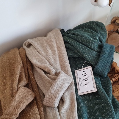 Três camisolas de malha em tons castanho, bege e verde escuro com etiqueta PIPPA W