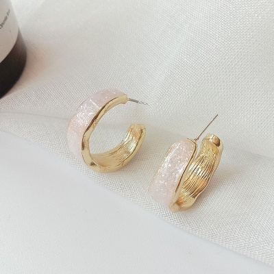 Brincos argola dourados com detalhes em resina rosa brilhante