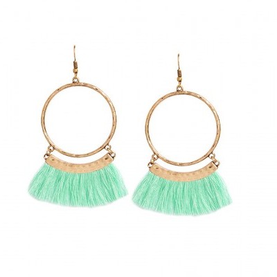 Brincos com argola dourada e franjas verdes