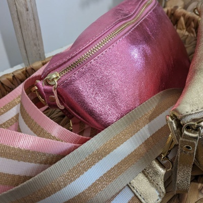 Bolsa rosa metálica com alças largas com riscas cor-de-rosa, branco e dourado