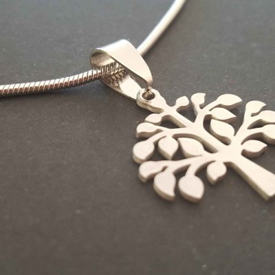 Colar prateado com pendente em forma de árvore