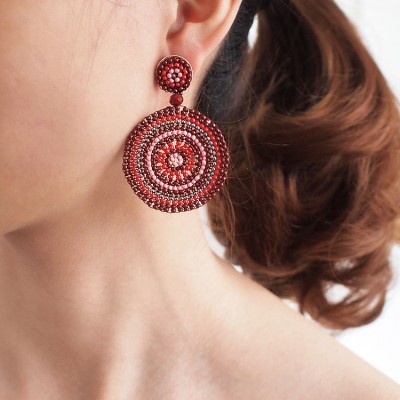 Brinco redondo pendente em miçangas vermelhas e rosas