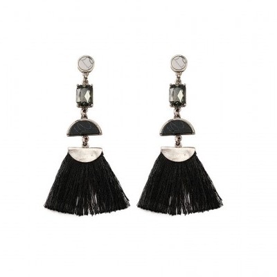 Brincos com franjas pretas, metal prateado e pedras transparentes