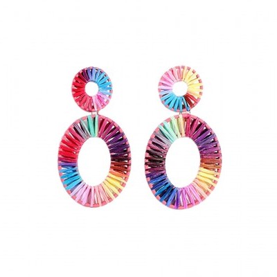 Brincos ovais e redondos coloridos com textura de cordão enrolado sobre fundo branco