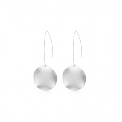 Brincos prateados pendentes com superfície ondulada