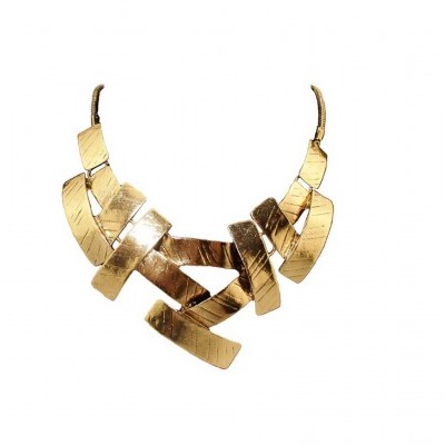 Colar dourado com faixas entrelaçadas sobre fundo branco