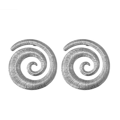 Brincos espiral dourados com textura sobre fundo branco