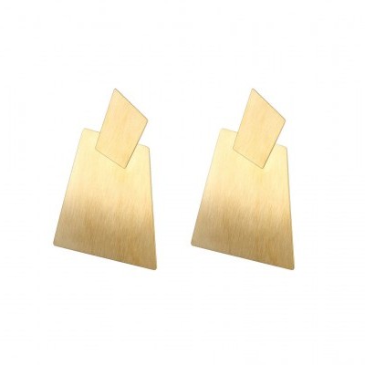 Brincos geométricos dourados em metal fosco.