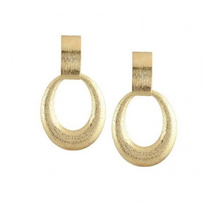 Brincos dourados com design de argola oval e elemento retangular
