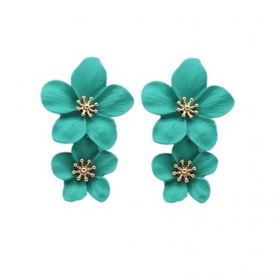 Brincos verdes em forma de flor sobre fundo branco