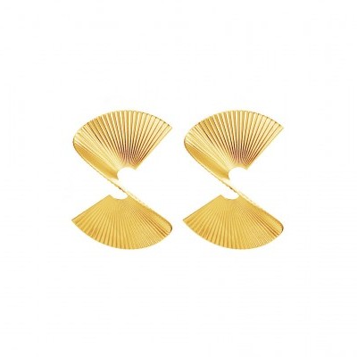 Brincos dourados em forma de leque sobre fundo branco