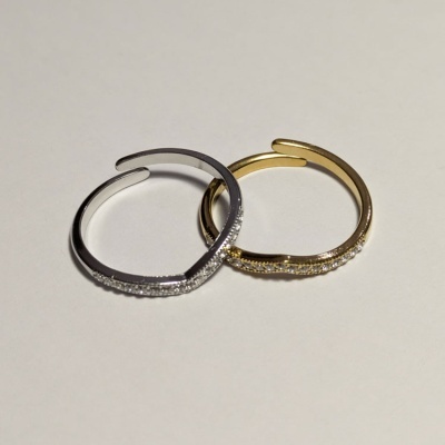 Anéis abertos prateado e dourado com brilhantes sobre fundo branco