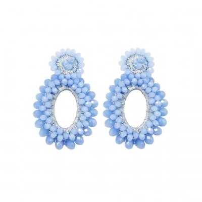 Brincos ovais azuis com pequenas contas e estrutura circular superior