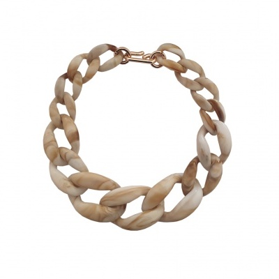 Colar de elos de madeira clara com fecho dourado sobre fundo branco