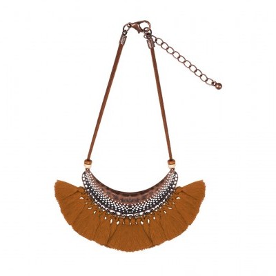 Colar com franjas castanhas e detalhes metálicos prateados