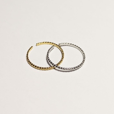 Brincos argola dourado e prateado com textura quadrada sobre fundo branco