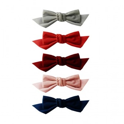 Cinco gravatas borboleta de diferentes cores em fundo branco