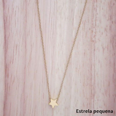 Colar dourado com estrela pequena pendurada