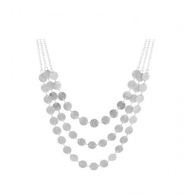 Colar feminino com três filas de contas redondas prateadas brilhantes sobre fundo branco