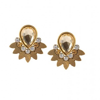Brincos dourados com pedra gota e detalhes de folhas e pedras brancas