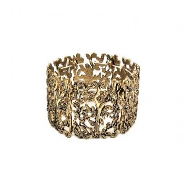 Bracelete largo dourado com padrão de folhas e ramos recortados