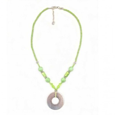 Colar com contas verdes e pendente circular prateado