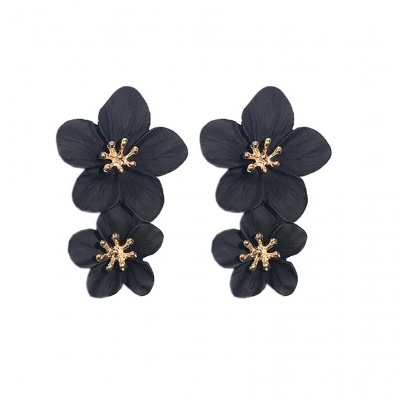 Brincos de flores pretas com detalhes dourados em fundo branco
