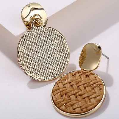 Brincos pendentes dourados com texturas diferentes sobre fundo branco