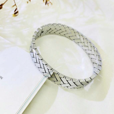 Pulseira de metal prateado com padrão entrelaçado
