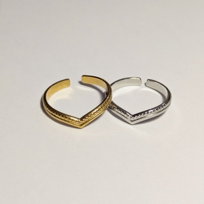 Dois anéis V abertos dourado e prateado com textura martelada