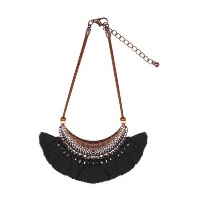 Colar com tecido preto franzido e detalhes metálicos em fundo branco