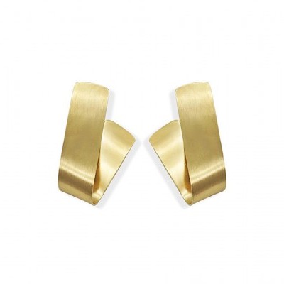 Brincos dourados com design de fita torcida sobre fundo branco