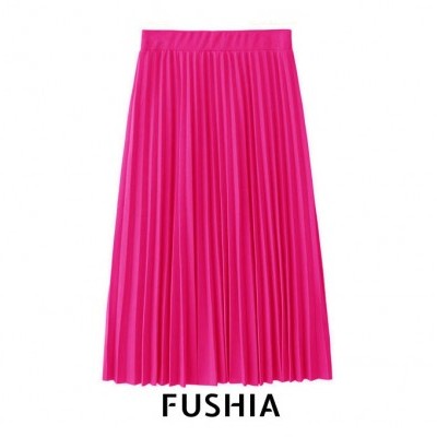 Saia plissada fúcsia com cintura elástica sobre fundo branco