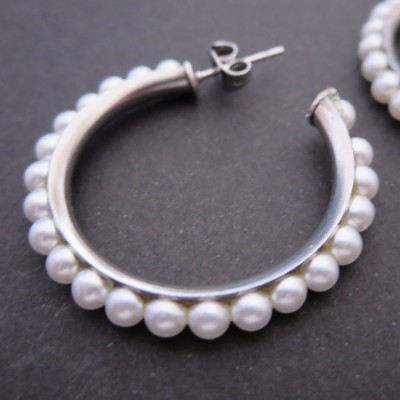 Brinco argola com pérolas em base metálica prateada