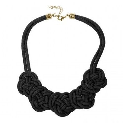 Colar preto com nós decorativos e corrente dourada ajustável