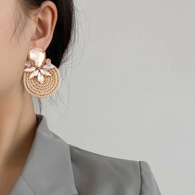 Brinco pendente com pedras e círculo de corda entrelaçada