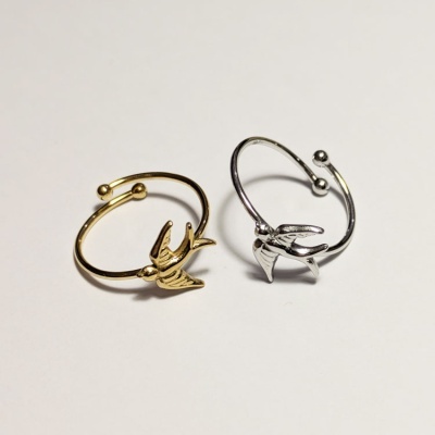 Dois anéis ajustáveis dourado e prateado com pá e bolinhas nas extremidades