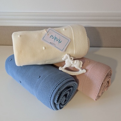 Mantinhas de malha em branco, azul e rosa com ursinho cavalo baloiço