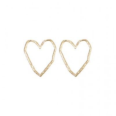Brincos dourados em forma de coração com textura irregular em fundo branco
