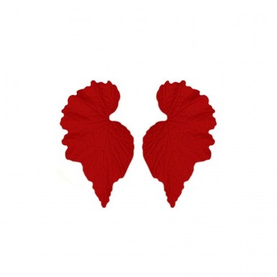 Brincos vermelhos em forma de folhas com textura ondulada