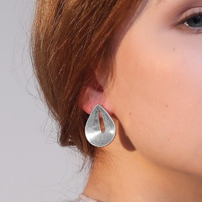 Brinco prateado em forma de gota com corte central