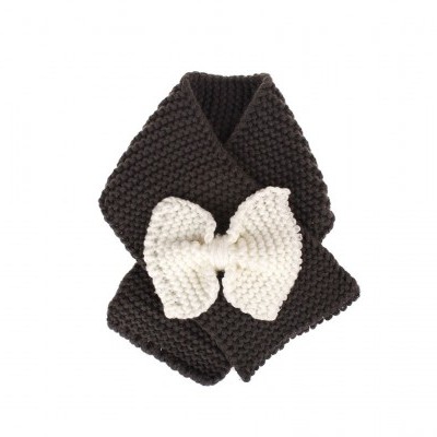 Cachecol preto de malha com laço branco em malha