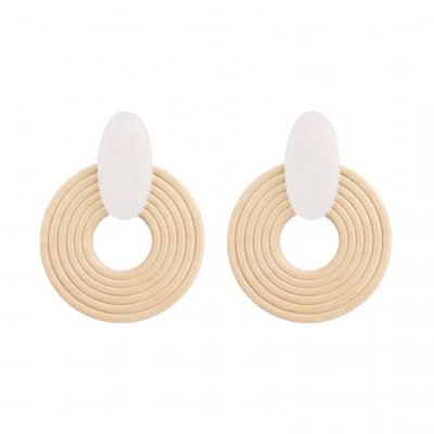 Brincos com fecho oval branco e pendente redondo bege claro em várias camadas