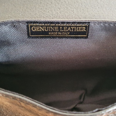 Etiqueta interna de pele genuína feita em Itália com forro cinza