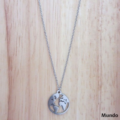 Colar de metal prateado com pendente do globo terrestre sobre fundo de madeira clara