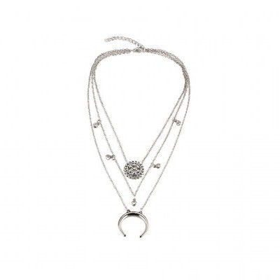 Colar feminino prateado com três camadas e pendentes delicados