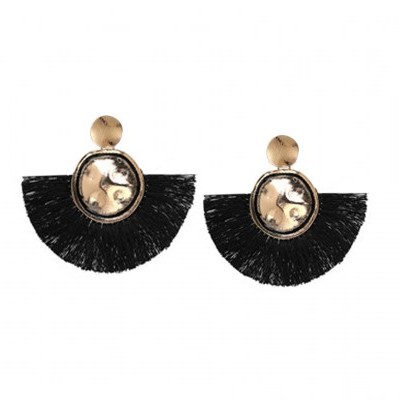 Brincos dourados com franjas pretas em leque sobre fundo branco