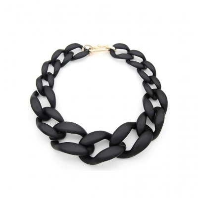 Colar com elos largos pretos e fecho dourado