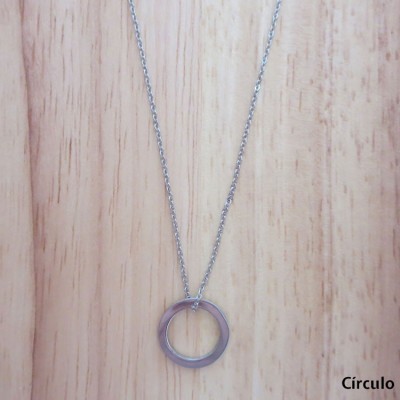 Colar prateado com pendente circular em fundo de madeira clara