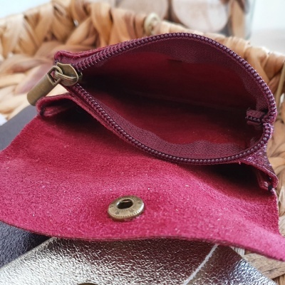 Bolsa pequena vermelha aberta com fecho e botão metálico